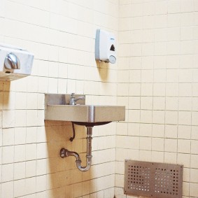 Public Restroom_32